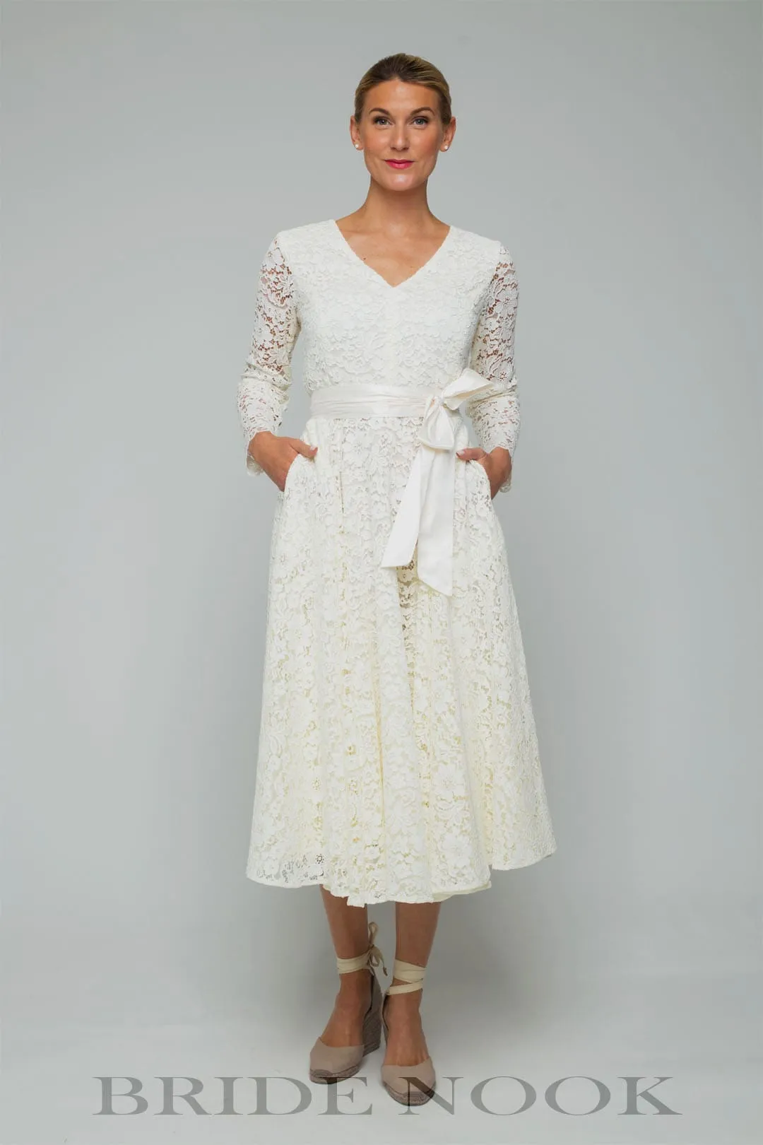 Vintage Lace Long Sleeves Modest Wedding Dress