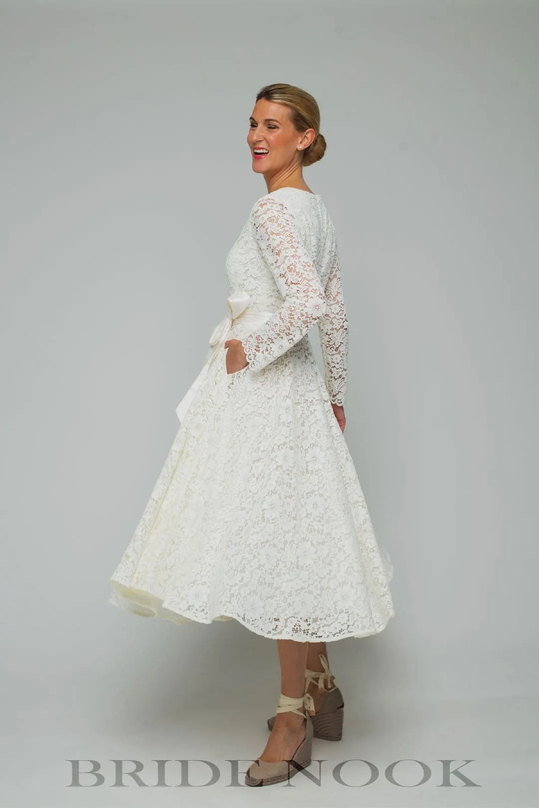 Vintage Lace Long Sleeves Modest Wedding Dress